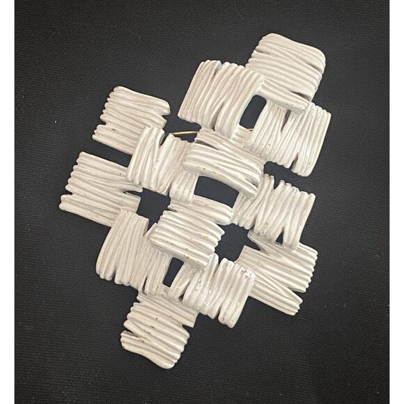 Vtg 60s Crown Trifari White Enamel Abstract Geometric Brooch Pin Signed Jewelry - Picture 1 of 6